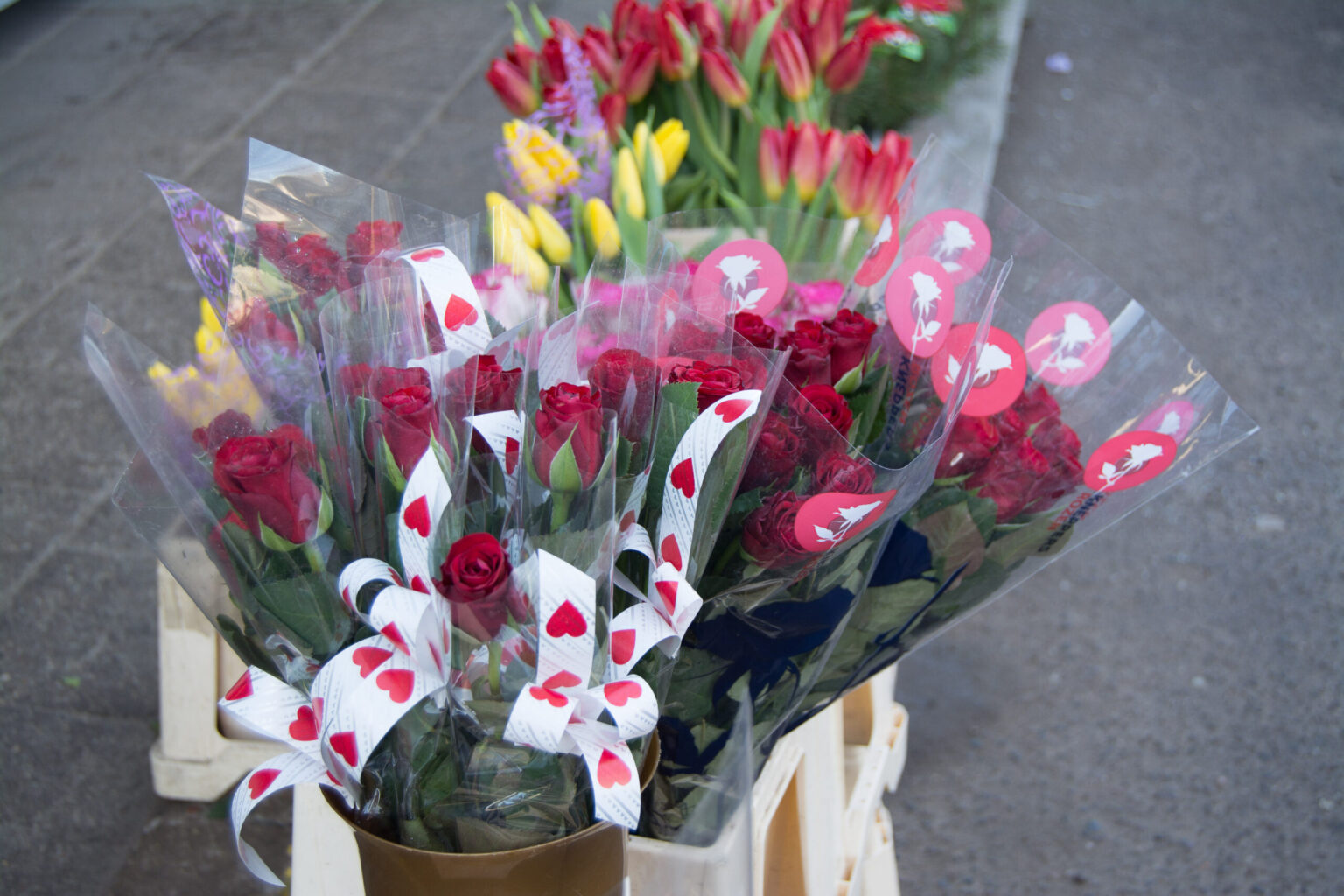 Romantika. Įsimylėjėlių dieną panevėžietės neliks nepasveikintos. Nuo pat ankstyvo ryto vyrai būrėsi gėlių prekyvietėse ir neslėpė džiaugsmo, kad galės nustebinti savo mylimąsias.