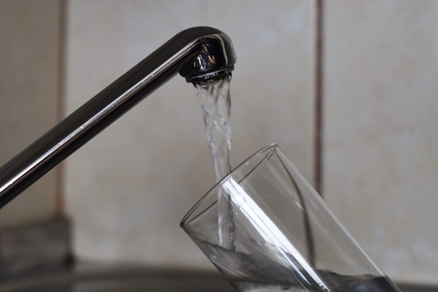 Tradiciškai vandens kietumas apibūdinamas kaip vandens galimybė reaguoti su muilu – kai vanduo kietas, muilas prastai putoja.