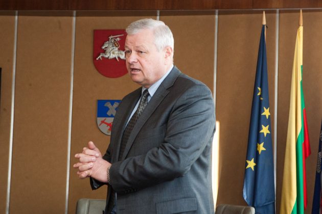  P. Žagunis su antros eilės pusbroliu yra du stambiausi nuolat Savivaldybės viešuosius pirkimus laiminčios bendrovės „Panevėžio melioracija“ akcininkai. 