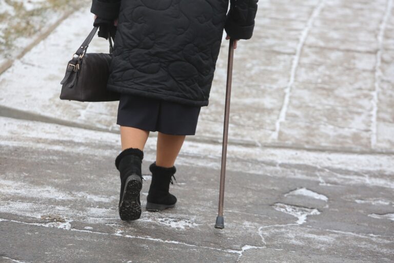 Garbingo amžiaus moteris pareigūnams pasiskundė, kad ją daugiabučio namo kieme, viešoje vietoje, užsipuolė daug jaunesnis vyras.
