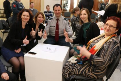 Pavasarėjančios gamtos įkvėpti, plačiai besišypsodami, į Panevėžio dailės galeriją rinkosi viktorinos „Ar žinai?" dalyviai.