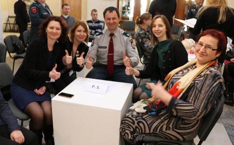 Pavasarėjančios gamtos įkvėpti, plačiai besišypsodami, į Panevėžio dailės galeriją rinkosi viktorinos „Ar žinai?" dalyviai.