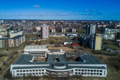 Panevėžio savivaldybei dedant viltis sulaukti pirkėjo nebaigtai Pilėnų mokyklai, gretimų daugiabučių gyventojai pradėjo šioje vietoje reikalauti parko.