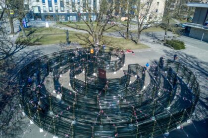 Panevėžio centre per savaitgalį išdygo unikalus meno kūrinys – senų kino juostų labirintas. Šis rekordas netruko tapti išskirtine traukos vieta.