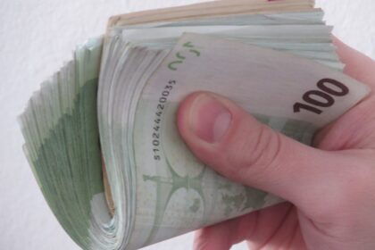 Svečiai į namus užsuka ne visada su gerais ketinimais. Po jų apsilankymo kartais patiriami didžiuliai nuostoliai, dingsta piniginės.