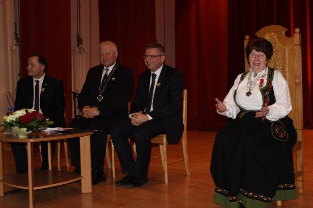 Panevėžio rajono garbės piliečio regalijos E. Olaisen įteiktos iškilmingame Savivaldybės tarybos posėdyje, skirtame Lietuvos valstybės atkūrimo dienai paminėti.