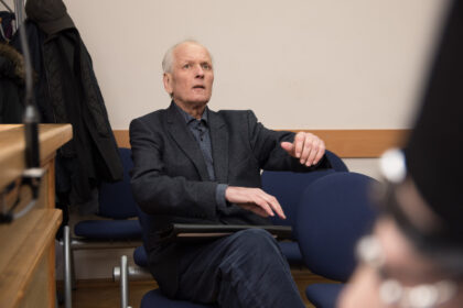 Žinomam Panevėžyje gydytojui ir jo sūnui teisme teks pasiaiškinti dėl elementaraus pirkinio – kuro purkštukų automobiliui.