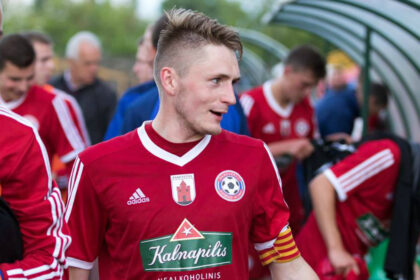 Prie baudinio kamuolio stojęs 24-erių Arnas Ribokas kaire koja tiksliai smūgiavo į kairįjį vartų kampą, kamuolys nuo virpsto suspurdėjo tinkle.