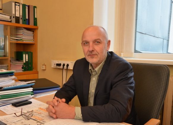 Arvydas Šatas žada, kad vos tik keliai pradžius, bus atliekamas rimtesnis remontas. A. BANKAUSKAITĖS nuotr.