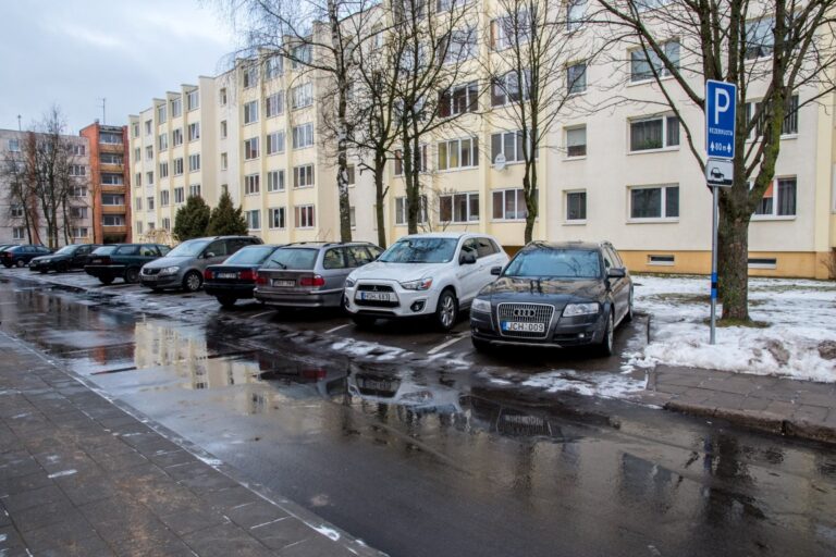 Neretai juokaujama, kad greitai Panevėžyje automobilių bus daugiau nei jų vairuotojų. Transportas ne tik teršia orą, bet ir menkina gyvenimo kokybę.