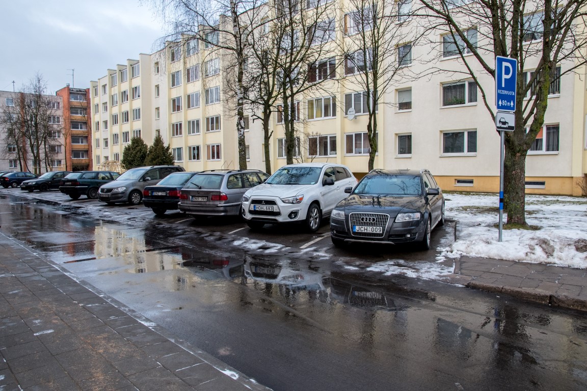 Neretai juokaujama, kad greitai Panevėžyje automobilių bus daugiau nei jų vairuotojų. Transportas ne tik teršia orą, bet ir menkina gyvenimo kokybę.