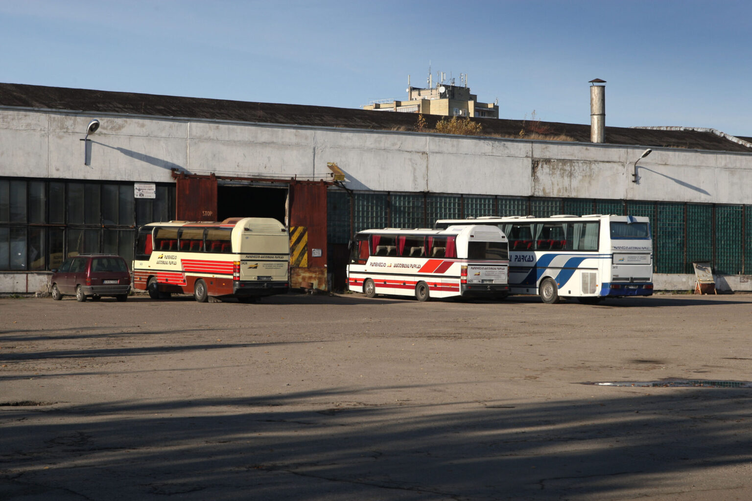 Autobusų parko statomos gamybinės bazės teritorijoje ekskavatoriui kasant tranšėją, 1,5 gylio duobėje darbininką užvirto pasislinkęs šlaitas.