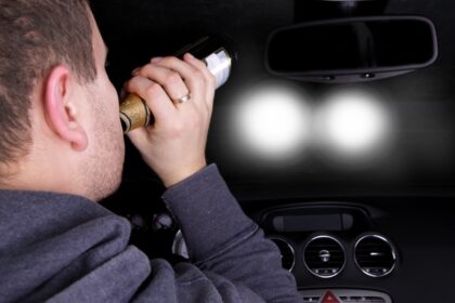 Nei gręsiančios baudos, nei galimos avarijos, nei visuomenės pasmerkimas neatbaido kai kurių žmonių nuo įpročio pasigėrus sėsti prie vairo.