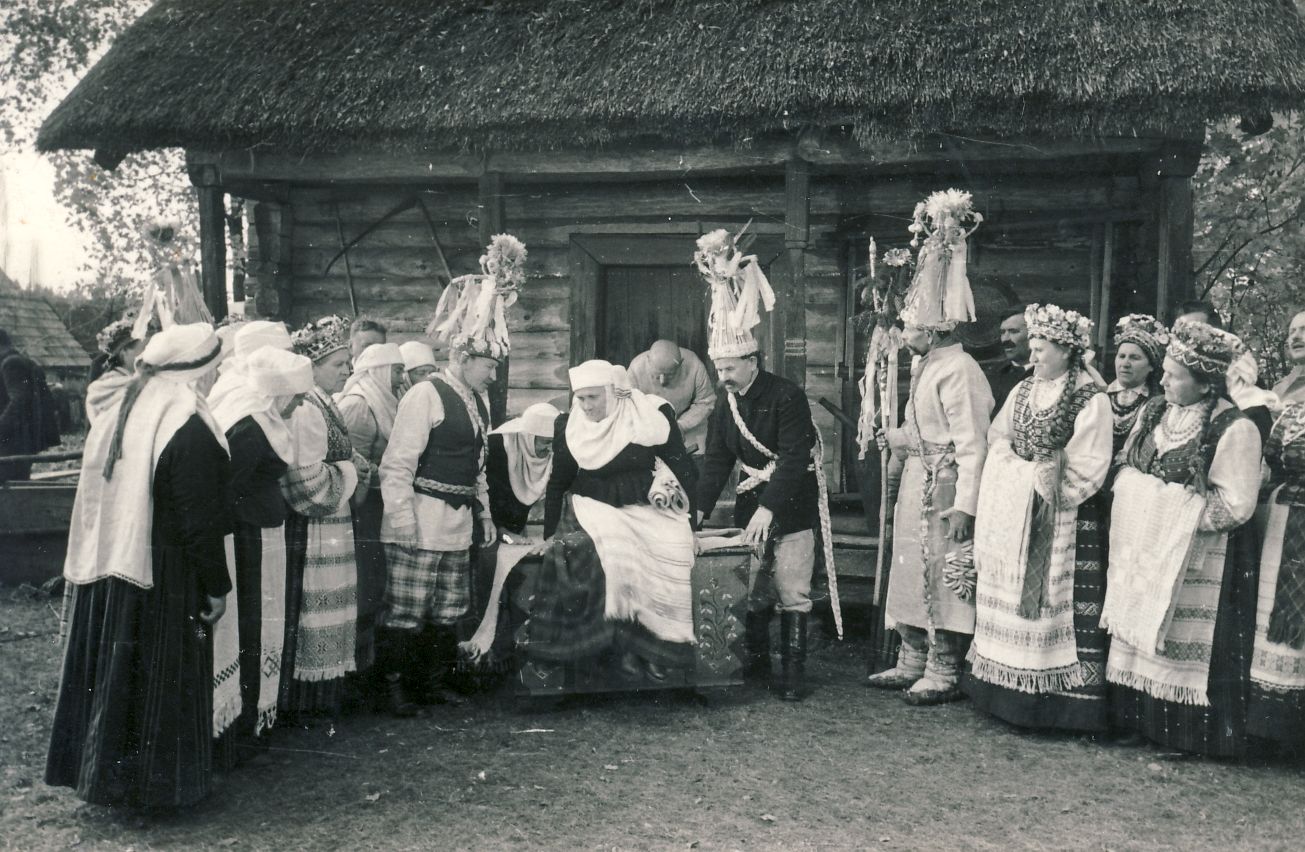 Naktį namo parsivežta nuotaka, ryte jai nukirpti plaukai ir kelios dešimtys rankšluosčių svečių dovanoms. Tokios buvo senovinės kupiškėnų vestuvės.