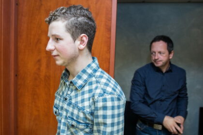 Vilniaus miesto apylinkės teismas metams atėmė teisę vairuoti jaunuoliui, kuris automobiliu sostinės centre įvažiavo į visuomeninio transporto stotelę ir sužalojo ten buvusius septynis žmones.