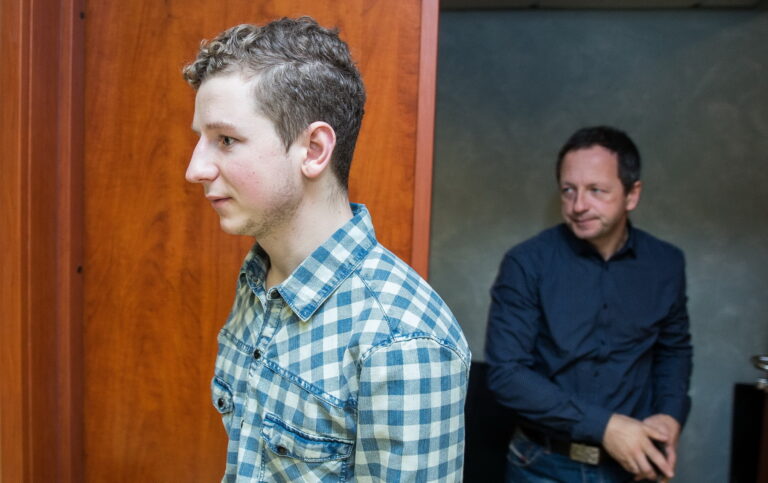 Vilniaus miesto apylinkės teismas metams atėmė teisę vairuoti jaunuoliui, kuris automobiliu sostinės centre įvažiavo į visuomeninio transporto stotelę ir sužalojo ten buvusius septynis žmones.