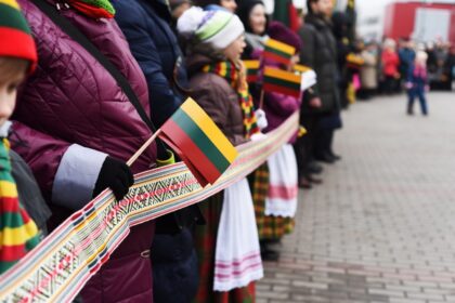 Dar nebuvo nė pusiaudienio, kai į Laisvės aikštę pradėjo rinktis minios žmonių, pasipuošusių Lietuvos spalvomis.