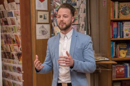 Mantvydas Leknickas savo eilėmis sugeba prakalbinti žmonių širdis, todėl jo knygos kaipmat išgraibstomos. Poeto kūryba paprasta, bet paperka jo nuoširdumas.