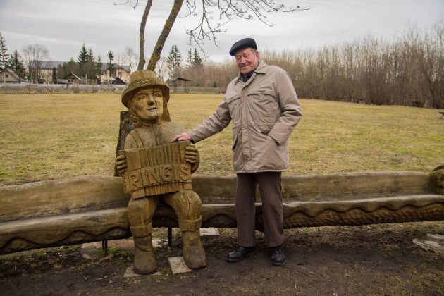  „Sušalsi“, – prie Miežiškių kultūros centro įsitaisiusį medinį bendramintį juokais kalbina N. Skeiverys. 
