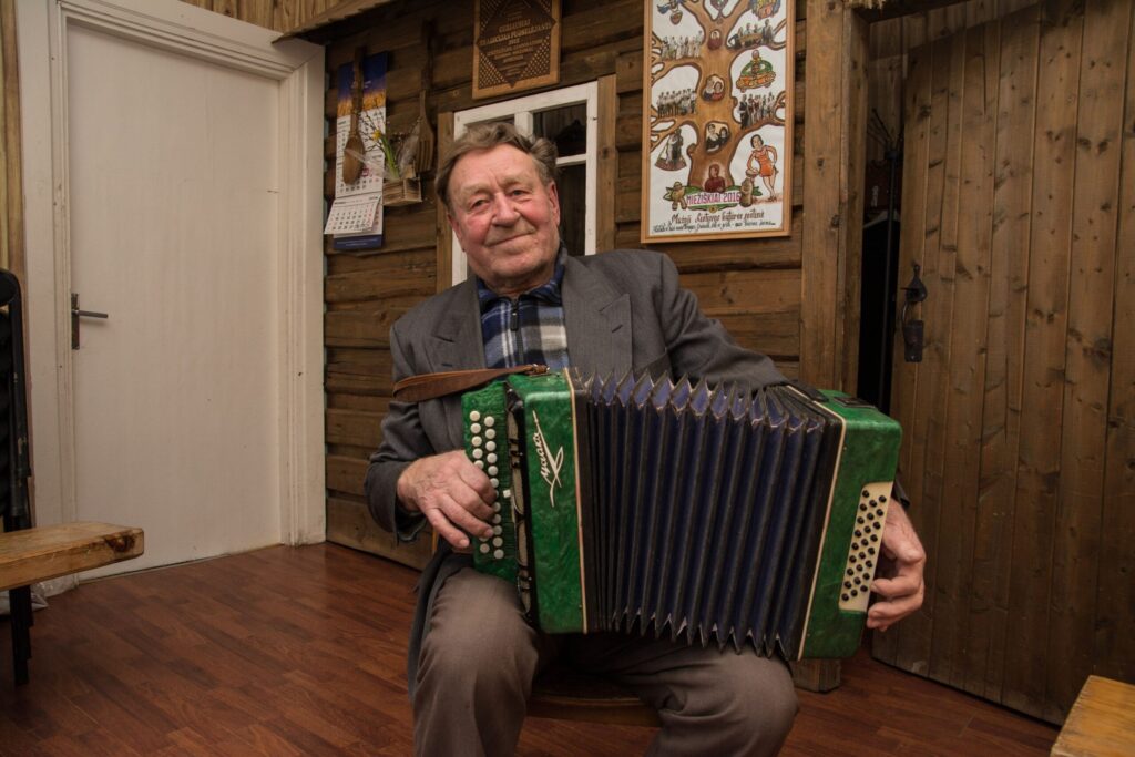 Visą gyvenimo kelią muzikos lydimas miežiškietis ir devintą dešimtį įpusėjęs armonikos nepadeda.
