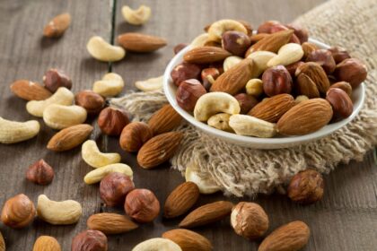 Pakanka ant stalo turėti riešutų ar džiovintų vaisių, uogų. Maža sauja šių gėrybių ne tik numalšins alkį, bet ir padės stiprinti imunitetą, suteiks vitaminų