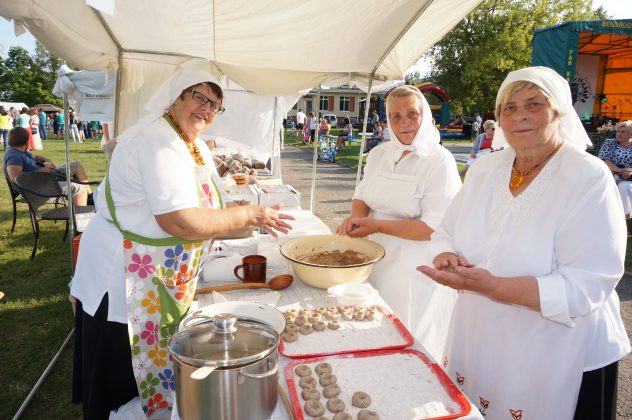 Duonos kepėjų būrelio moterys Onoms skirtoje šventėje gamina skrylius ir rengiasi jais vaišinti atėjusiuosius. S. Eigirdienės albumo nuotr.