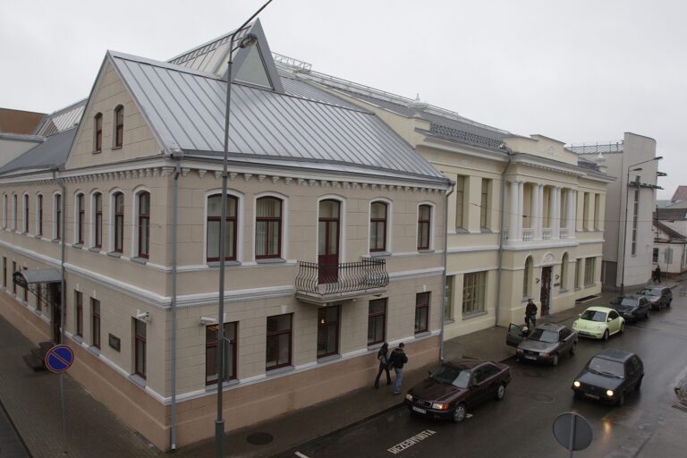 Šiandien minima tarptautinė frankofonijos diena. Ta proga G. Petkevičaitės-Bitės bibliotekoje pristatoma paroda „Prancūzija – visada gera mintis“.