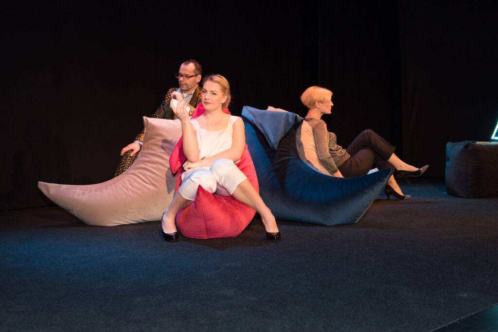 Pavasaris pažadina po žiemos snaudusius jausmus. Pasinerti į išsiilgtos meilės sūkurį kviečia ir savaitgalį teatre „Menas“ dienos šviesą išvysianti premjera „Virtuali meilė“