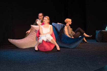 Pavasaris pažadina po žiemos snaudusius jausmus. Pasinerti į išsiilgtos meilės sūkurį kviečia ir savaitgalį teatre „Menas“ dienos šviesą išvysianti premjera „Virtuali meilė“