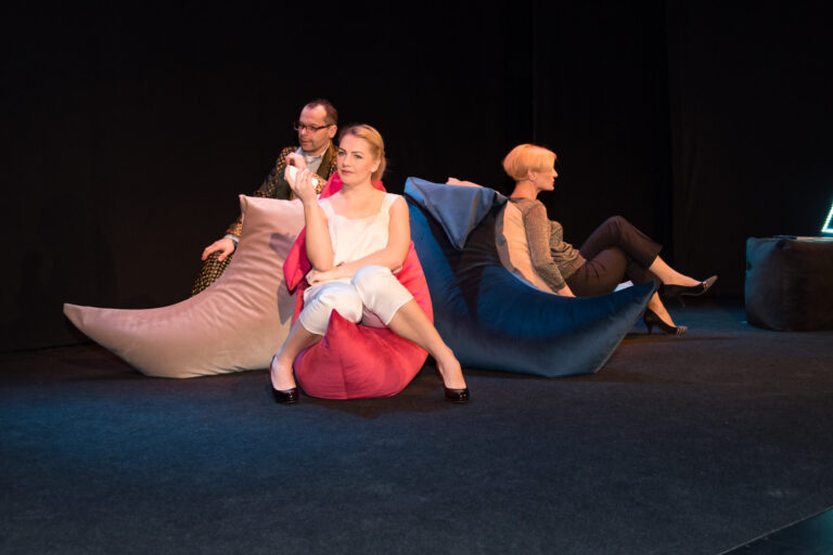 Pavasaris pažadina po žiemos snaudusius jausmus. Pasinerti į išsiilgtos meilės sūkurį kviečia ir savaitgalį teatre „Menas“ dienos šviesą išvysianti premjera „Virtuali meilė“