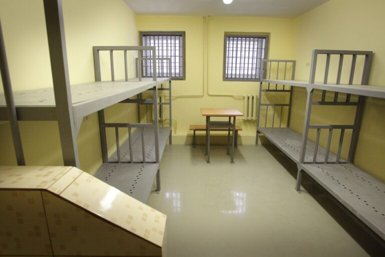 Ką pamanytumėte vieną dieną sulaukę policijos pranešimo apie paskirtą baudą už tai, kad girtas siautėjote alaus bare, nors tądien blaivus sąžiningai triūsėte savo darbo vietoje ir nė nenutuokiate, kur tas baras yra?