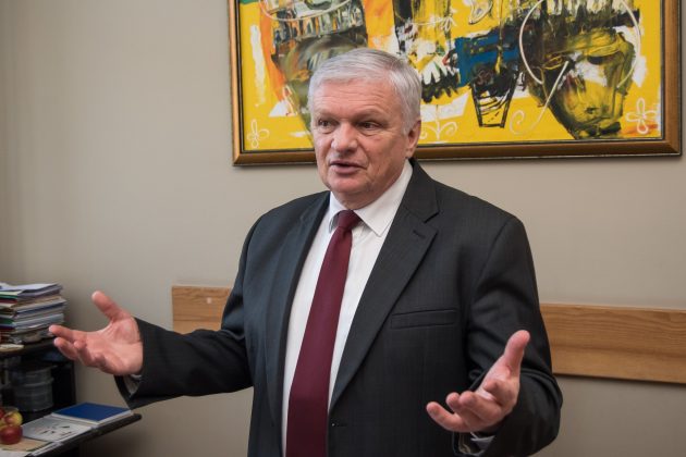 J. Balčikonio gimnazijos direktorius Raimondas Dambrauskas sako, kad su šia gimnazija susiję net trys Akto signatarai. T.Šiaudinio nuotr.