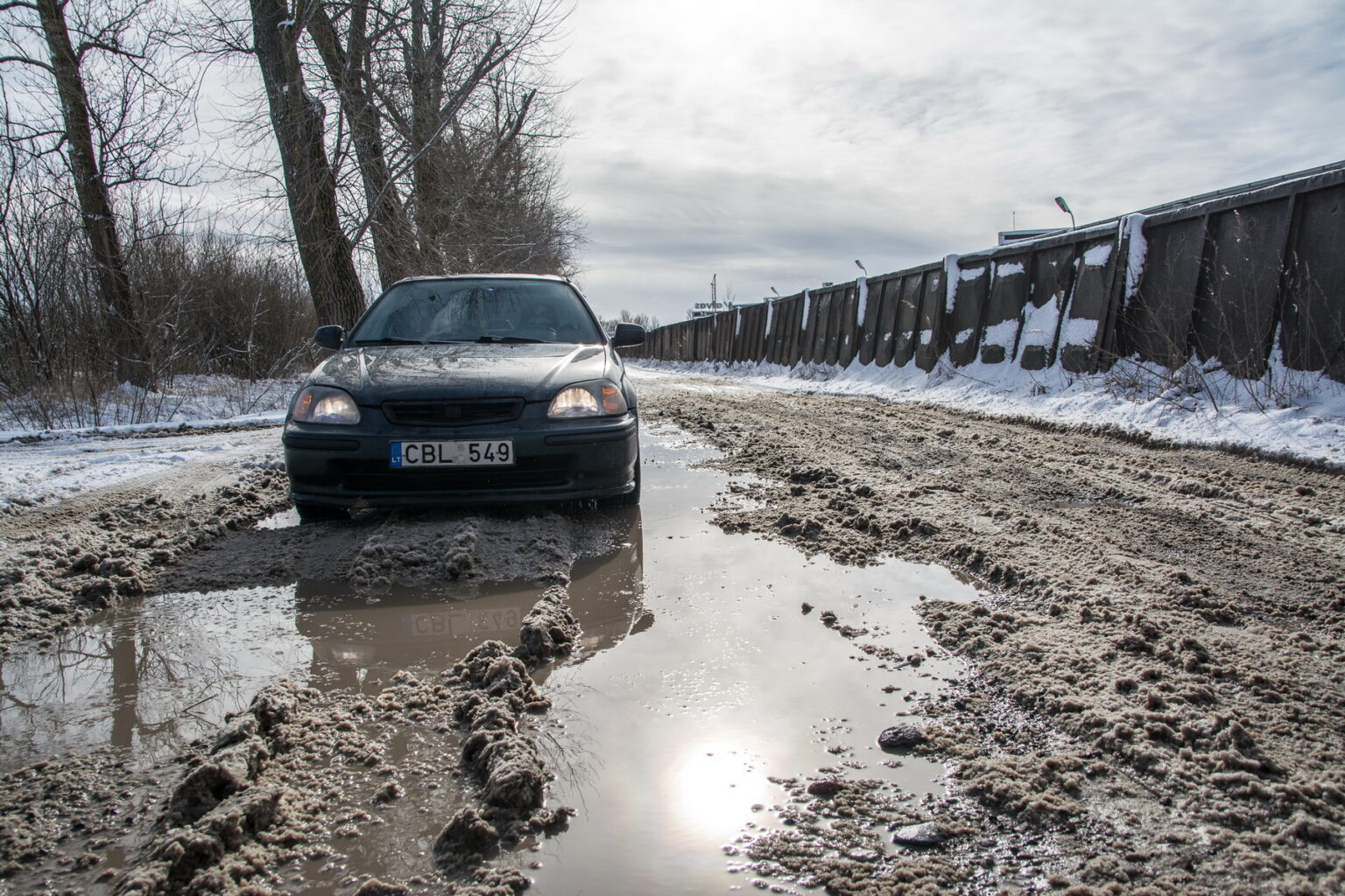 Atėjus pavasariui pražliugusius rajono žvyrkelius bandoma apsaugoti ribojant sunkiasvorio transporto eismą. O žvyruotose miesto gatvėse situacija iš tiesų liūdna.