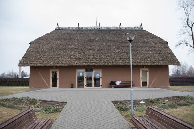 Upytės tradicinių amatų centras įsikūręs ekologiškame, iš molio ir šiaudų pastatytame name.