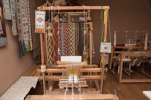 Tradicinių amatų centre esančiomis staklėmis audžiamos spalvingos lietuviškos juostos.