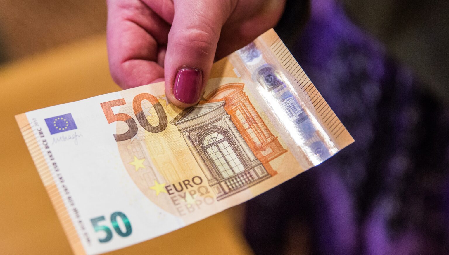 Apyvartoje funkcionuoja ir netikri pinigai. Vienai Panevėžio bendrovei nepasisekė – net du kartus inkasuojant pinigus rasti padirbti banknotai.