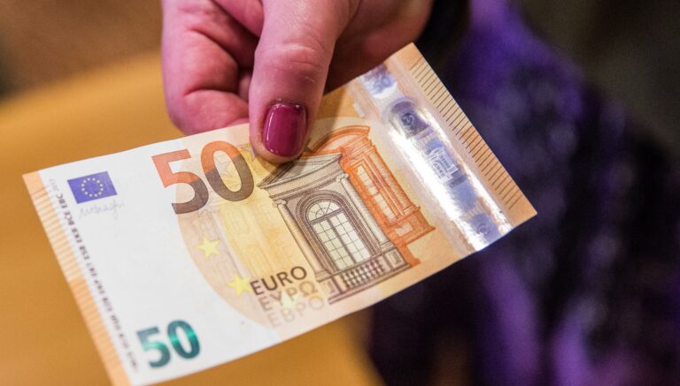 Apyvartoje funkcionuoja ir netikri pinigai. Vienai Panevėžio bendrovei nepasisekė – net du kartus inkasuojant pinigus rasti padirbti banknotai.