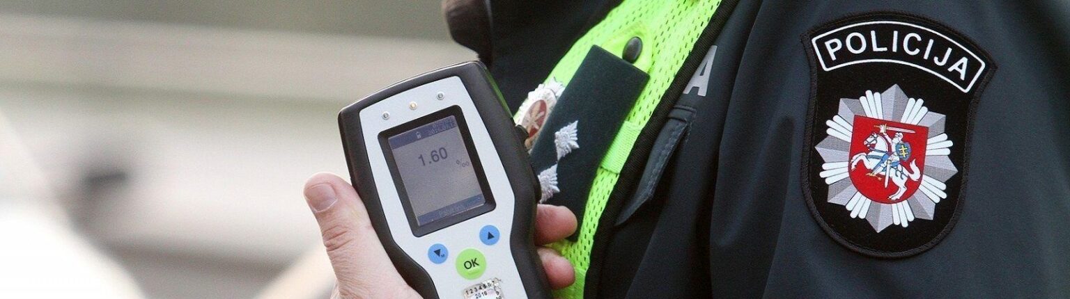 Nuo metų pradžios vairuotojus lydėję gąsdinimai, kad alkoholis jiems gali kainuoti teistumą ar net laisvės atėmimą, realybėje pasirodė ne tokie baisūs. Teismo slenkstį mina tik retas prie vairo neblaivus sėdęs kelių erelis.