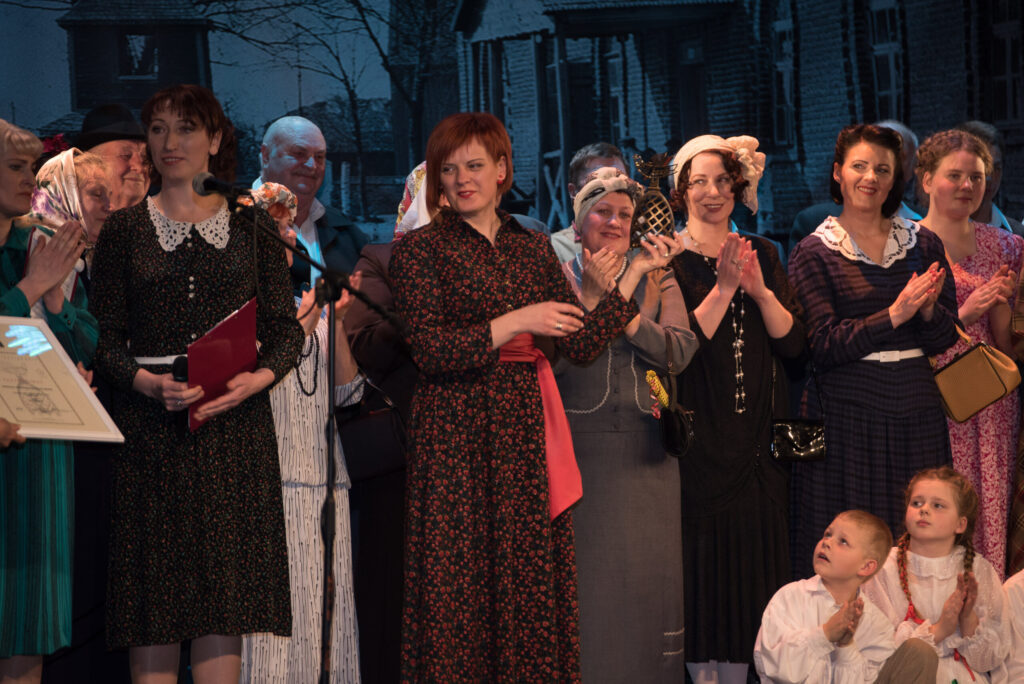 Miežiškių kultūros centro mėgėjų teatrui įteiktas aukščiausias šalies neprofesionalių meno kolektyvų apdovanojimas – „Aukso paukštės“ statulėlė.