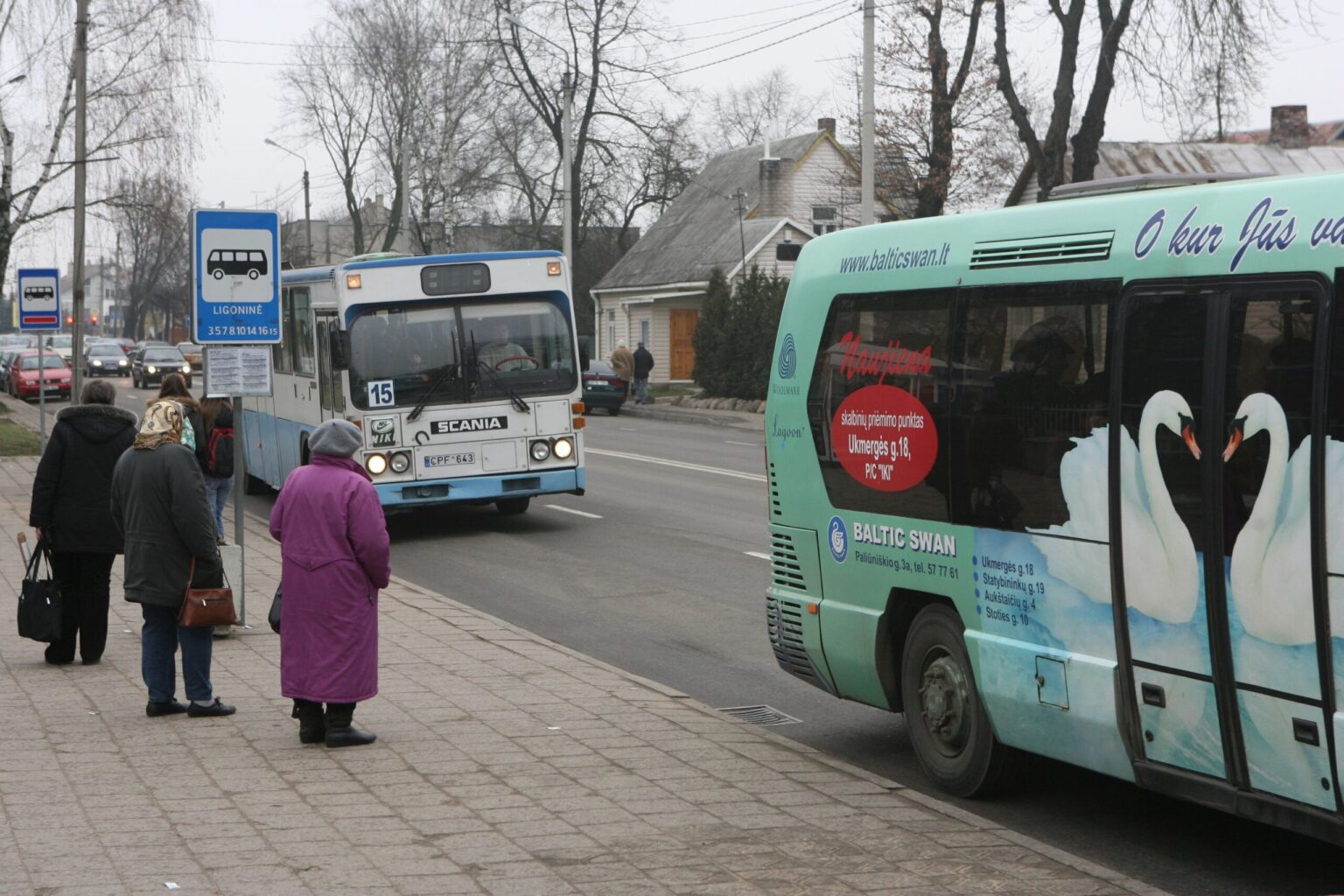 Panevėžio autobusų parkas dėl keleivės sužalojimo kaltina ne staigiai autobusą stabdžiusį vairuotoją, o chuliganiškai užlindusį lengvąjį automobilį.