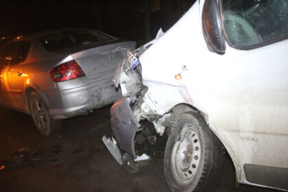 Trečiadienio vakarą Ateities gatvėje „Volskwagen Touareg“ važiavusi vairuotoja susidūrė su iš daugiabučio kiemo išsukančiu automobiliu „Opel Vivaro“.