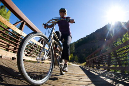 Dėl neatsakingo eismo dalyvių elgesio pėstiesiems nesaugu vaikščioti. Eidama pėsčiųjų ir dviračių taku nukentėjo Kupiškio rajono gyventoja.
