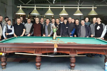 Trylikamečio latvio pamokos, tėvo ir sūnaus akistata bei antroji metuose Ryčio Krasausko pergalė – tai svarbiausi tarptautinio biliardo turnyro akcentai.