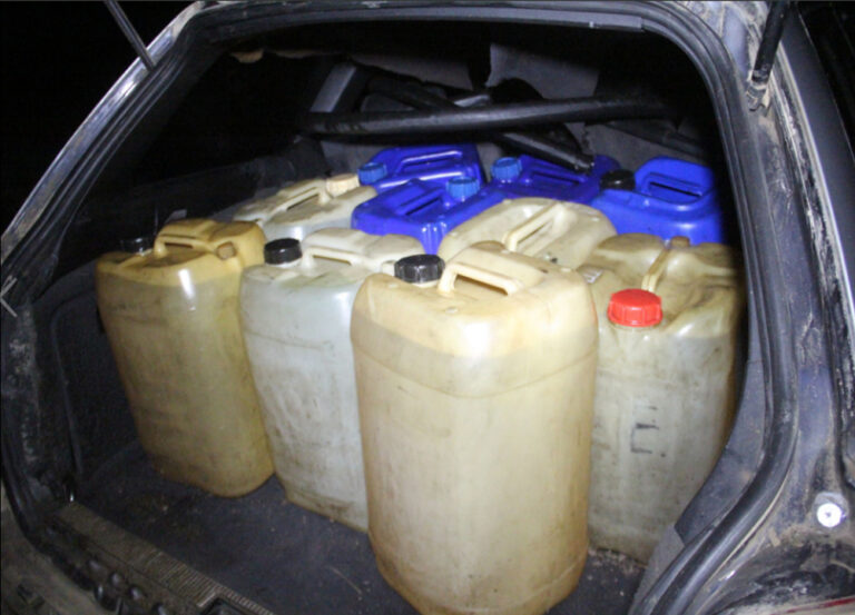 Ketvirtadienio paryčiais Panevėžio rajone patruliavę policijos pareigūnai užčiuopė degalų vagystę.