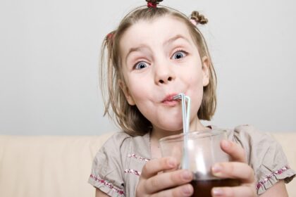 Konservantai ir dirbtiniai dažikliai vaikų pamėgtuose skanumynuose – ryškiaspalviuose gėrimuose ir saldainiuose – gali skatinti hiperaktyvumą.