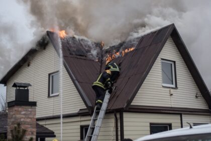 Per gaisrą netekusi nė trejų metukų dar nesulaukusio sūnelio, tėvo, namų ir santaupų, A. Baltrėnienė su vyresnėliu paaugliu sūnumi bei vyru liko kaip stovi.