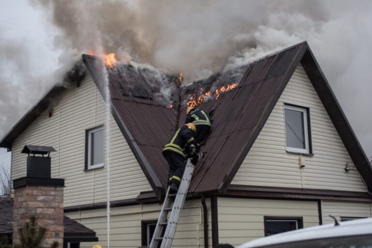 Per gaisrą netekusi nė trejų metukų dar nesulaukusio sūnelio, tėvo, namų ir santaupų, A. Baltrėnienė su vyresnėliu paaugliu sūnumi bei vyru liko kaip stovi.