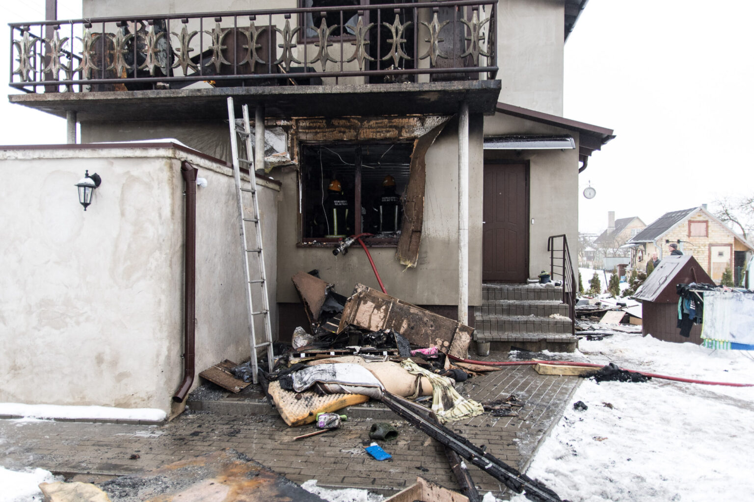 Bernatonių sodų bendrijoje šiandien ryte kilę gaisras nušlavė visą čia ką tik namus pasistačiusios jaunos šeimos turtą.