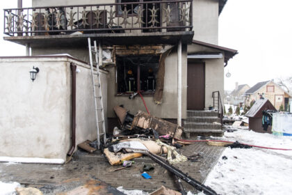 Bernatonių sodų bendrijoje šiandien ryte kilę gaisras nušlavė visą čia ką tik namus pasistačiusios jaunos šeimos turtą.