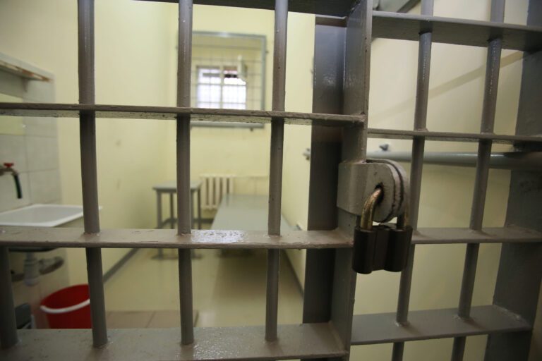 Panevėžio apylinkės teisme nuteisti du prievartautojai iš Pasvalio, kaltinti Panevėžyje besimokančios merginos išžaginimu ir seksualiniu prievartavimu.